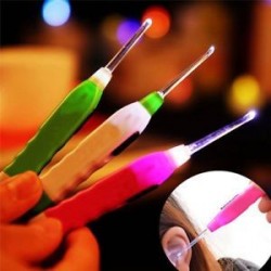 * 2 1PC műanyag (véletlenszerű szín). LED zseblámpa fül Pick tisztább baba fehér LED-es lámpa zseblámpa gyerek fül