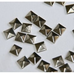 100 darabos gyorsjavítás Iron On, 7 mm-es ezüst piramis csapokkal - 1/4 &quot &quot  ragasztóval csavarokkal V9T7 X1K1