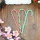 2X (csavart PVC cukorkapálca vörös és fehér 13 cm-es karácsonyfa díszítéssel 6 db U2W4