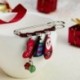 Karácsonyi kesztyű Elk Bells - Divat karácsonyi hóember Elk Mikulás akril bross tű Xmas ékszer ajándék