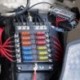 12-utas autóbiztosíték-doboz 6 és 6-os kimeneti autóbiztosíték-doboz Univerzális automatikus biztosítékdoboz, LED