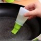 Szín: világos zöld - Hordozható olajos palack grillkefe szilikon konyhai grill főzőeszköz palacsintasütő grill kemping