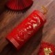 Szín: szerencsés 1 - Piros petárda formájú díszek Hagyományos kínai újévi lakberendezés, szerencséért imádkozva