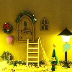 Fehér szín - 1 készlet mini fa szőnyegseprű babaház miniatűr 1/6 1/12 karácsonyi csizma Mikulás babaház lámpa