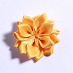 Szín: sárga - 10 DB 4CM művirág szatén virágok DIY virágcsokor hajkiegészítőkhöz Rozetta hegyes virág hajcsat